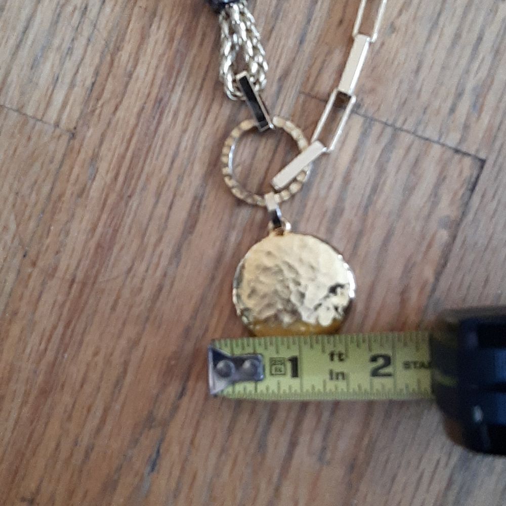 NEW Gold toned necklace with pendant - Picture 6 of 7